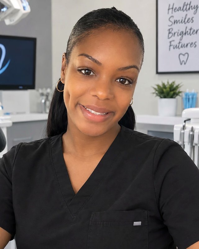 Danita, Registered Dental Assistant at Sonria Dentista, in a treatment room