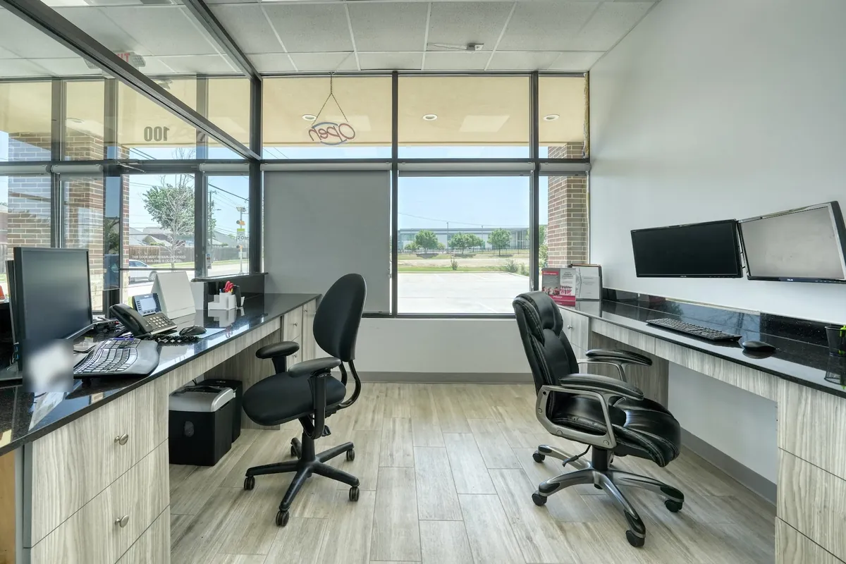 Front desk at Sonria Dentista Arlington, where staff check patients in and schedule visits