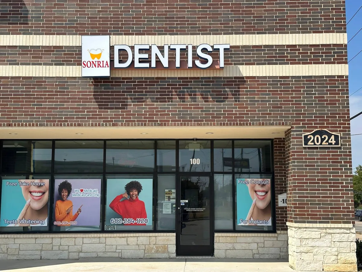 Front entrance of Sonria Dentista Arlington, Suite 100, under the Sonria Dentist sign